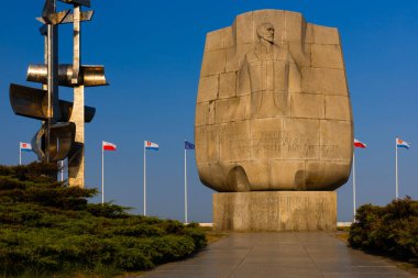 GDYNIA, Gdynia, Polonya - Jun2, 2023::: Gdynia 'da Yelkenliler Anıtı ve Joseph Conrad. Polonya 'da turistik yerler.