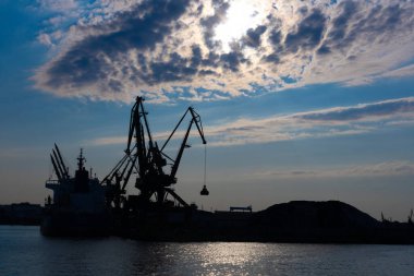 Gün batımında Gdynia Limanı, siluetler ve deniz, Polonya