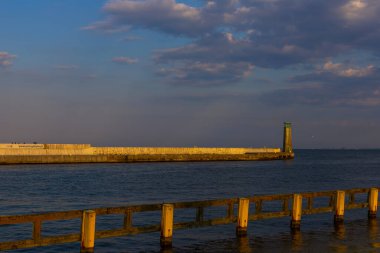 Polonya 'nın Gdynia şehrinde gün batımında deniz feneri, 