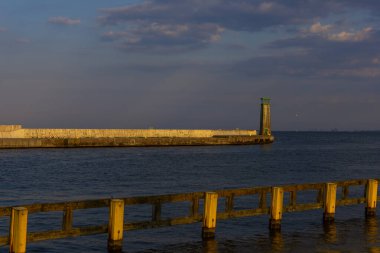 Polonya 'nın Gdynia şehrinde gün batımında deniz feneri, 