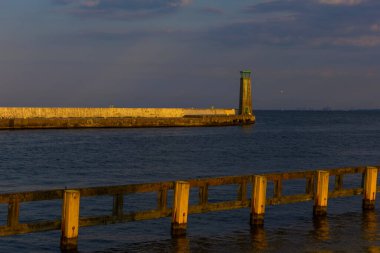 Polonya 'nın Gdynia şehrinde gün batımında deniz feneri, 