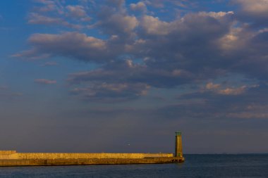 Polonya 'nın Gdynia şehrinde gün batımında deniz feneri, 