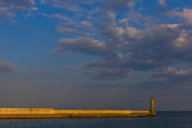 Polonya 'nın Gdynia şehrinde gün batımında deniz feneri, 