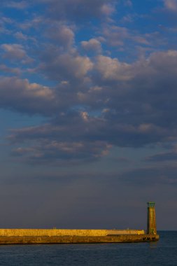Polonya 'nın Gdynia şehrinde gün batımında deniz feneri, 