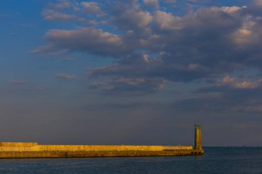 Polonya 'nın Gdynia şehrinde gün batımında deniz feneri, 