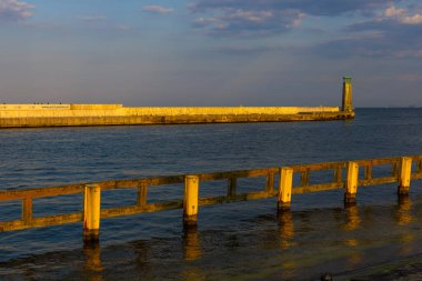 Polonya 'nın Gdynia şehrinde gün batımında deniz feneri, 