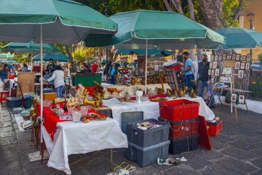 Puebla, Meksika - 19 Mart 2022: Los Sapos şehir merkezindeki ünlü Puebla pazarında satıcılar ve turistler, antika tezgahlar  