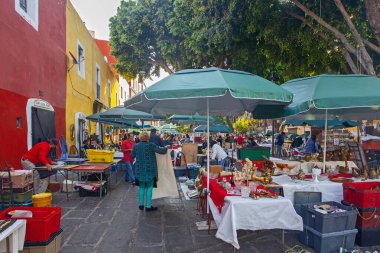 Puebla, Meksika - 19 Mart 2022: Los Sapos şehir merkezindeki ünlü Puebla pazarında satıcılar ve turistler, antika tezgahlar  