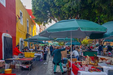 Puebla, Meksika - 19 Mart 2022: Los Sapos şehir merkezindeki ünlü Puebla pazarında satıcılar ve turistler, antika tezgahlar  