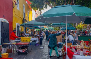 Puebla, Meksika - 19 Mart 2022: Los Sapos şehir merkezindeki ünlü Puebla pazarında satıcılar ve turistler, antika tezgahlar  