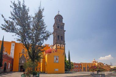 Puebla, Meksika - 19 Mart 2022: Kurbağa fıskiyesi heykeli, satıcılar ve turistler Los Sapos şehir merkezindeki ünlü Puebla pazarında, antika tezgahlarında  