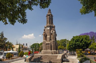 Puebla, Meksika - 19 Mart 2022: Kurbağa fıskiyesi heykeli, satıcılar ve turistler Los Sapos şehir merkezindeki ünlü Puebla pazarında, antika tezgahlarında  