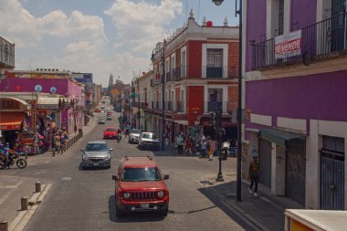 Puebla, Meksika - 19 Mart 2022: Kurbağa fıskiyesi heykeli, satıcılar ve turistler Los Sapos şehir merkezindeki ünlü Puebla pazarında, antika tezgahlarında  