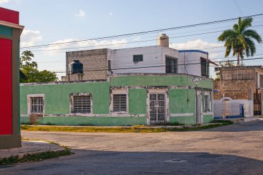 Küçük pastel renkli koloni evi. Yüzü solmuş.