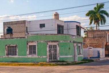 Küçük pastel renkli koloni evi. Yüzü solmuş.