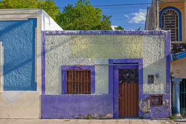 Merida şehrinin eski kasabası Meksika 'daki küçük koloni tarzı binalar.