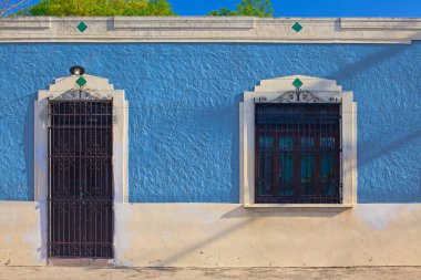 Meksika 'nın Merida şehrinin merkezinde parlak mavi evler