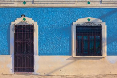 Meksika 'nın Merida şehrinin merkezinde parlak mavi evler