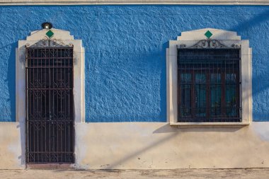 Meksika 'nın Merida şehrinin merkezinde parlak mavi evler