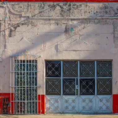 Merida şehrinin eski kasabası Meksika 'daki küçük koloni tarzı binalar.