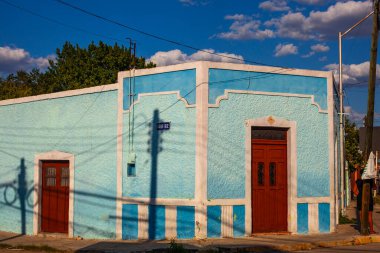 Merida, Yucatan, Meksika - 4 Nisan 2022: Merida Caddesi, küçük açık mavi renkli gölgeli koloni evi  