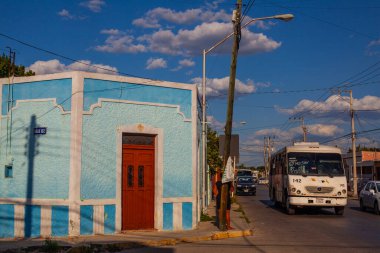 Merida, Yucatan, Meksika - 4 Nisan 2022: Merida Caddesi, küçük açık mavi renkli gölgeli koloni evi  