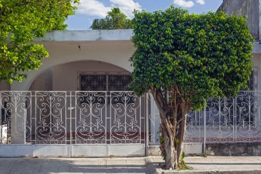 Merida, Yucatan, Meksika - 4 Nisan 2022: Yıkanmış yüzlü küçük pastel renkli koloni evi