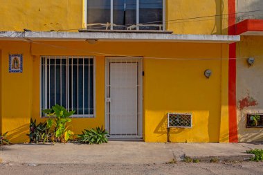 Merida, Yucatan, Meksika - 4 Nisan 2022: Merida şehrinin eski Meksika caddesindeki renkli sarı koloni tarzı binalar