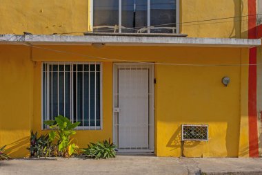 Merida şehrinin eski kasabası Meksika 'da renkli sarı koloni tarzı binalar.