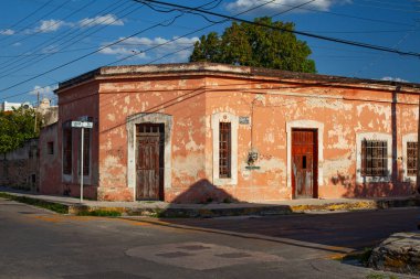 Merida, Yucatan, Meksika - 4 Nisan 2022: Merida şehrinin eski kasabası Meksika 'daki küçük koloni tarzı binalar