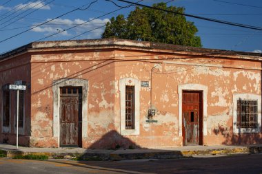 Merida, Yucatan, Meksika - 4 Nisan 2022: Merida şehrinin eski kasabası Meksika 'daki küçük koloni tarzı binalar