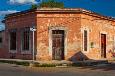 Merida, Yucatan, Meksika - 4 Nisan 2022: Merida şehrinin eski kasabası Meksika 'daki küçük koloni tarzı binalar