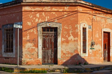 Merida, Yucatan, Meksika - 4 Nisan 2022: Merida şehrinin eski kasabası Meksika 'daki küçük koloni tarzı binalar