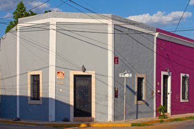 Merida, Yucatan, Meksika - 4 Nisan 2022: Yıkanmış yüzlü küçük pastel renkli koloni evi