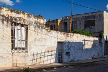 Merida, Yucatan, Meksika - 4 Nisan 2022: Yıkanmış yüzlü küçük pastel renkli koloni evi