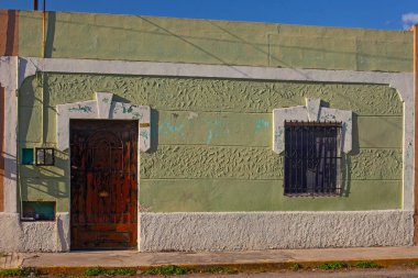 Merida, Yucatan, Meksika - 4 Nisan 2022: Yıkanmış yüzlü küçük pastel renkli koloni evi
