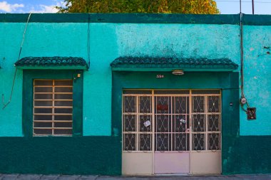 Meksika 'nın Merida şehrinin merkezindeki turkuaz evler