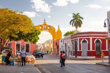 Merida, Yucatan, Meksika - 4 Nisan 2022: Merida Kemeri ve Çeyrek Ejderha Ejderhası Meksika 'da