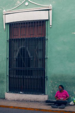 Merida, Meksika - 4 Nisan 2022: Merida sokaklarında renkli koloni tarzı binalarla müzisyen