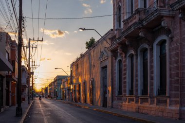 Merida, Yucatan, Meksika - 4 Nisan 2022 Merida eski caddesi, gün batımında sömürge tarzı bina