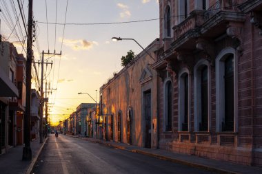 Merida, Yucatan, Meksika - 4 Nisan 2022 Merida eski caddesi, gün batımında sömürge tarzı bina
