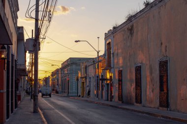 Merida, Yucatan, Meksika - 4 Nisan 2022 Merida eski caddesi, gün batımında sömürge tarzı bina