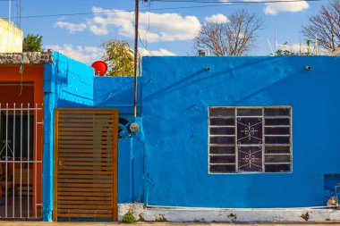 Meksika 'nın Merida şehrinin merkezinde parlak mavi evler