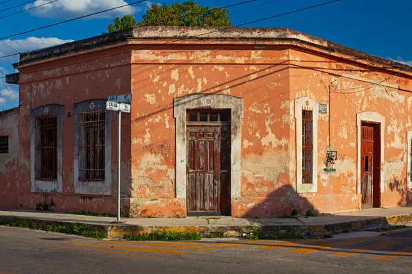 Merida, Yucatan, Meksika - 4 Nisan 2022: Merida şehrinin eski kasabası Meksika 'daki küçük koloni tarzı binalar