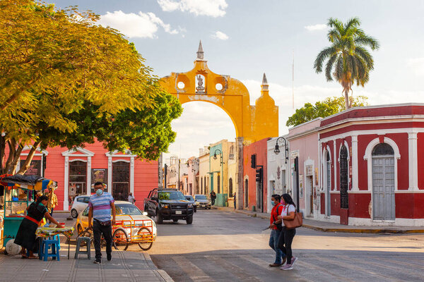 Мерида, Юкатан, Мексика - 4 апреля 2022 года: Арка Мериды и квартал драконов в Мексике Юкатан