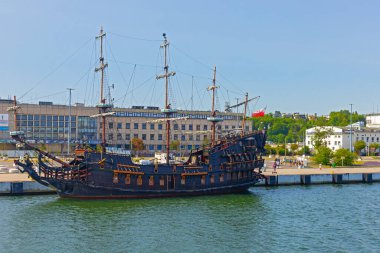 Gdynia, Polonya - 2 Haziran 2023: Gdynia, Polonya 'daki rıhtımda yelkenli.