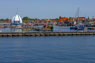Hel, Polonya - 2 Haziran 2023: Polonya 'daki Hel limanında. Görünür gemiler, kesiciler, yatlar ve diğerlerinin yanı sıra limanda kullanılan ekipman ve elementler.