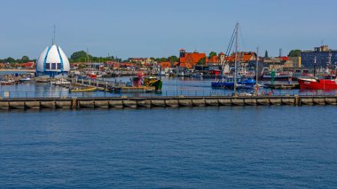 Hel, Polonya - 2 Haziran 2023: Polonya 'daki Hel limanında. Görünür gemiler, kesiciler, yatlar ve diğerlerinin yanı sıra limanda kullanılan ekipman ve elementler.