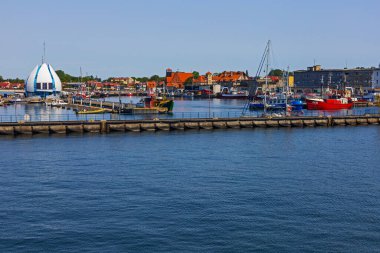 Hel, Polonya - 2 Haziran 2023: Polonya 'daki Hel limanında. Görünür gemiler, kesiciler, yatlar ve diğerlerinin yanı sıra limanda kullanılan ekipman ve elementler.