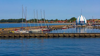 Hel, Polonya - 2 Haziran 2023: Polonya 'daki Hel limanında. Görünür gemiler, kesiciler, yatlar ve diğerlerinin yanı sıra limanda kullanılan ekipman ve elementler.